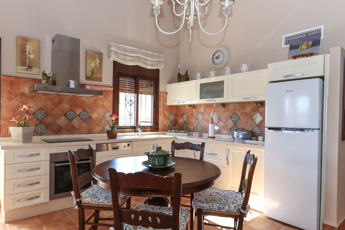 4 soverom Villa til salgs i Guaro med garasje - € 395 000 (Ref: 8863435)