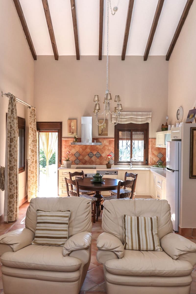 4 soverom Villa til salgs i Guaro med garasje - € 395 000 (Ref: 8863435)