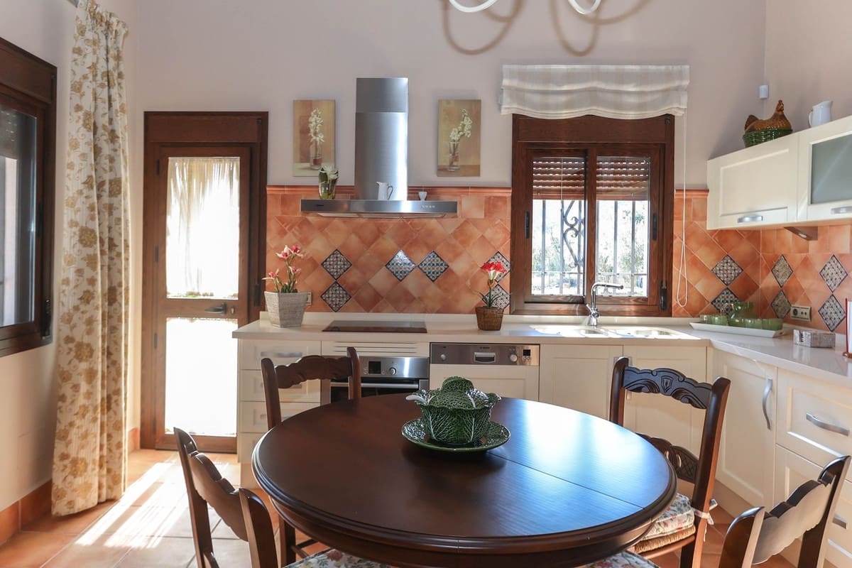 4 soverom Villa til salgs i Guaro med garasje - € 395 000 (Ref: 8863435)