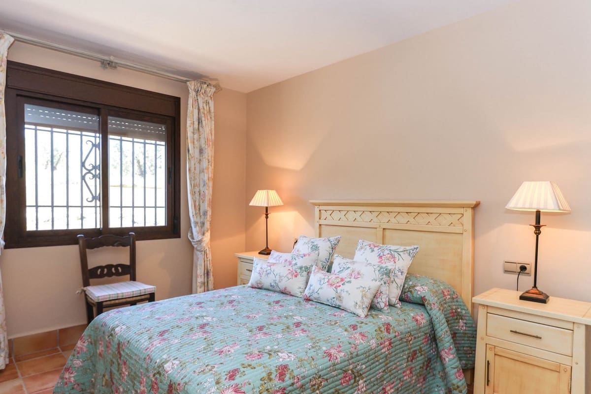 4 soverom Villa til salgs i Guaro med garasje - € 395 000 (Ref: 8863435)