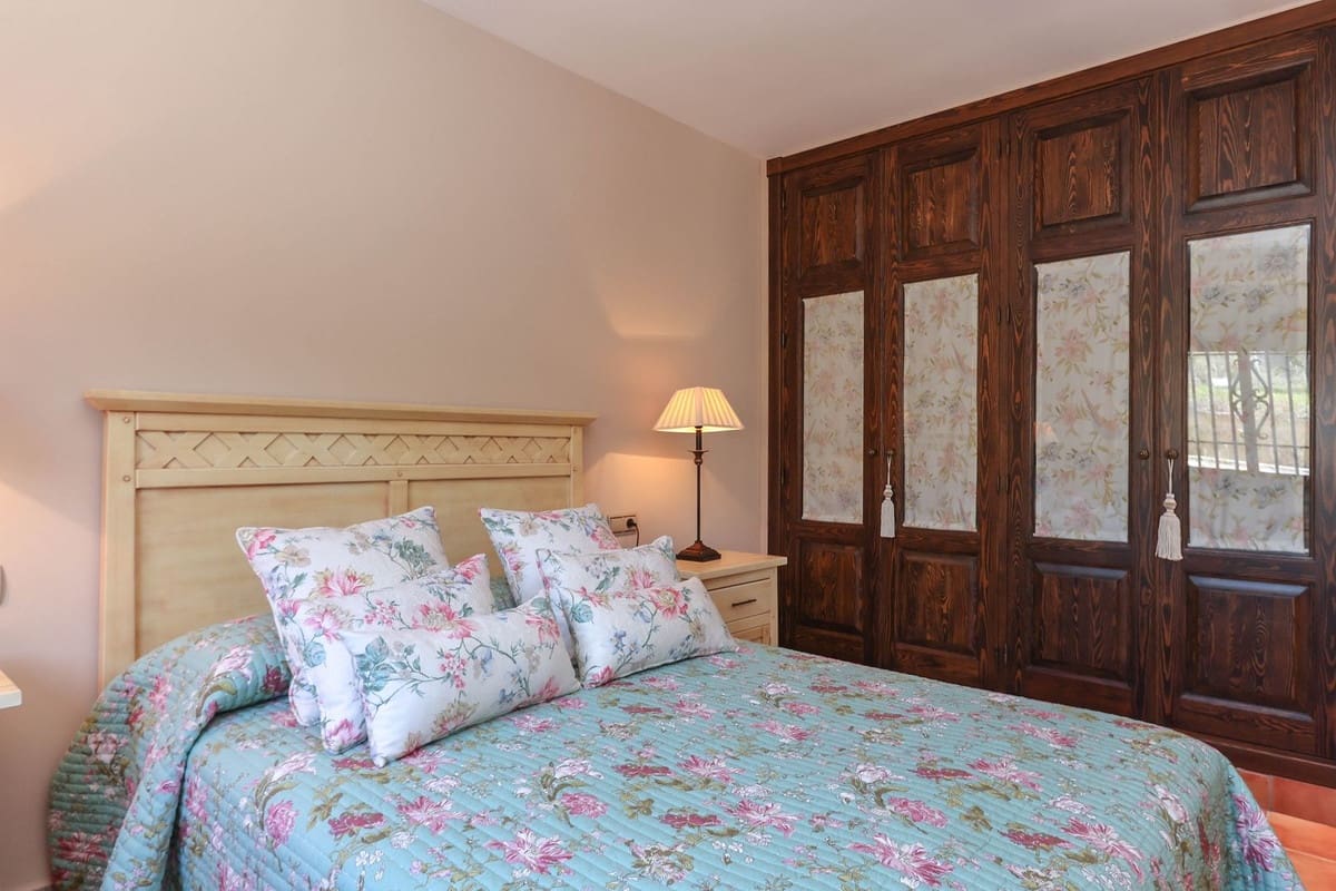 4 soverom Villa til salgs i Guaro med garasje - € 395 000 (Ref: 8863435)