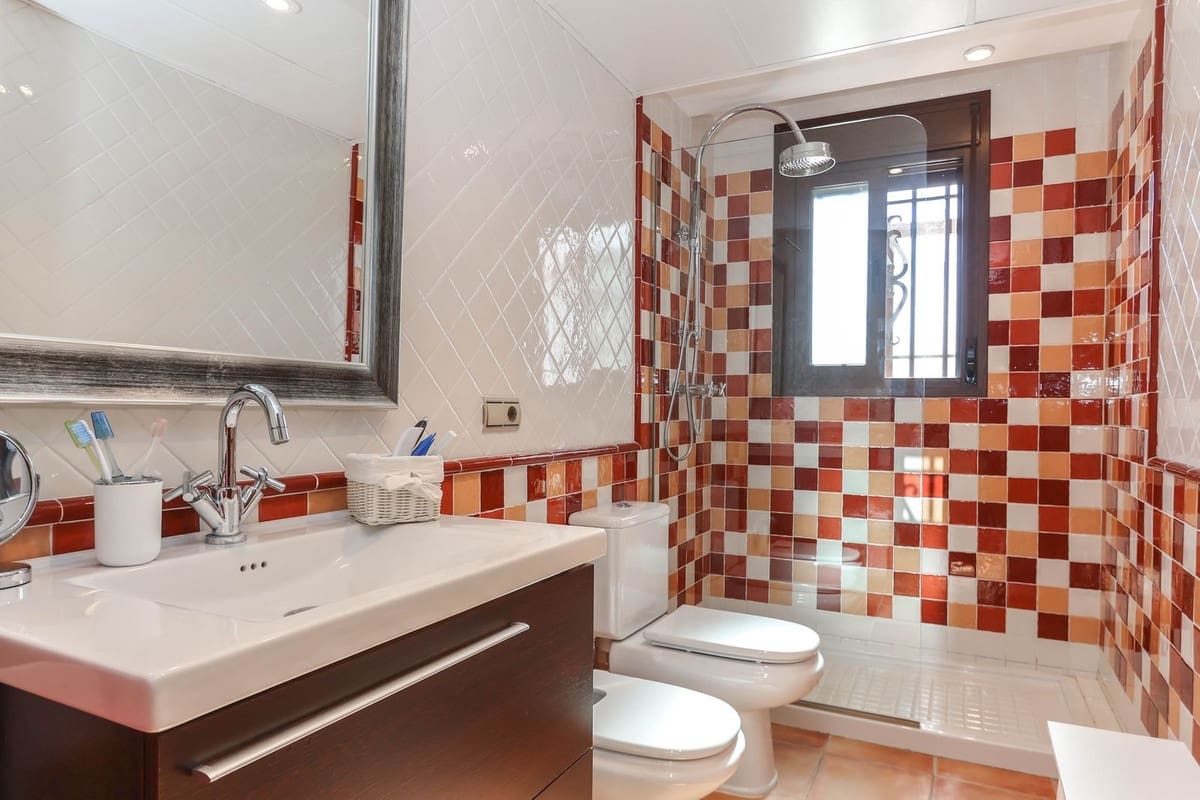 4 soverom Villa til salgs i Guaro med garasje - € 395 000 (Ref: 8863435)