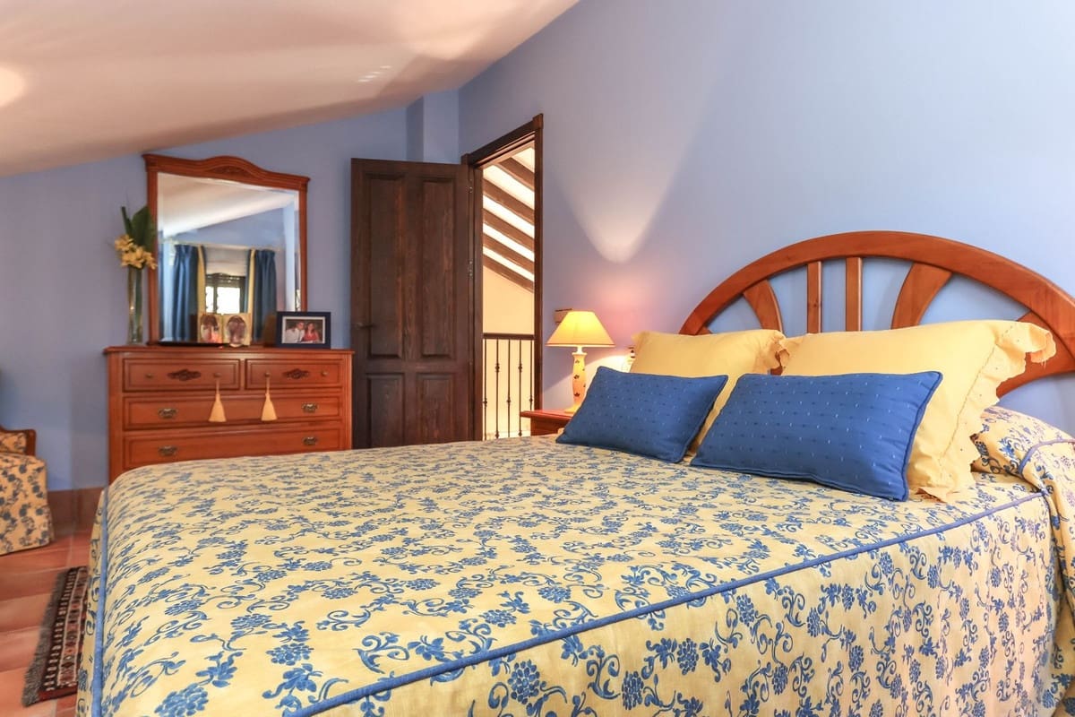 4 soverom Villa til salgs i Guaro med garasje - € 395 000 (Ref: 8863435)