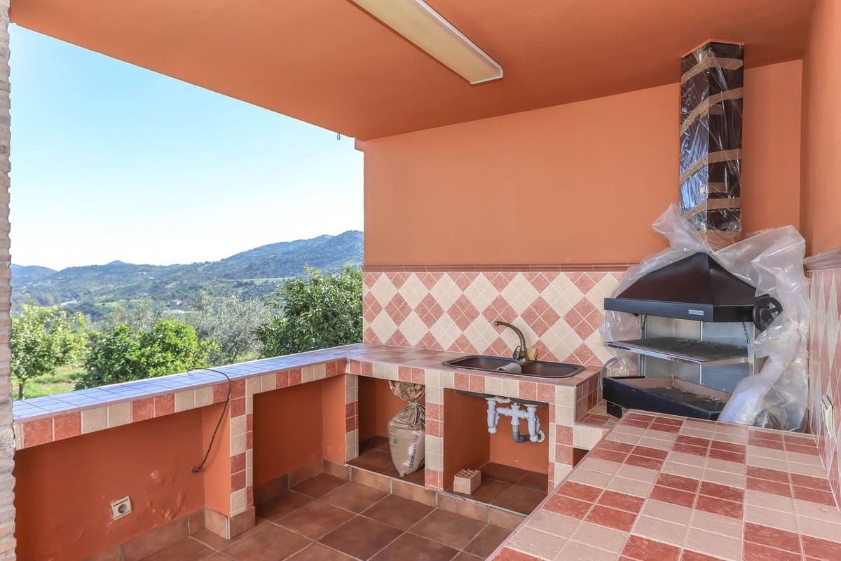 4 soverom Villa til salgs i Guaro med garasje - € 395 000 (Ref: 8863435)