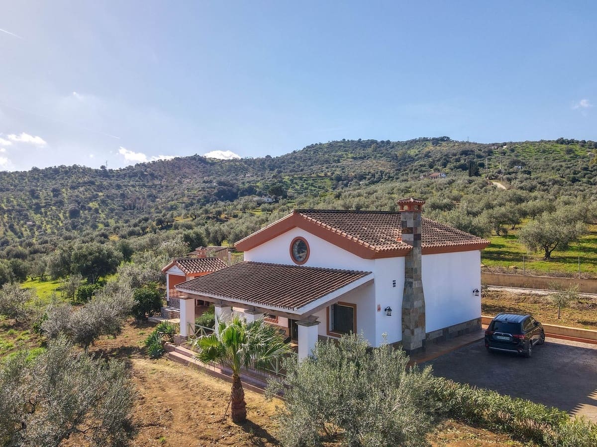 4 soverom Villa til salgs i Guaro med garasje - € 395 000 (Ref: 8863435)