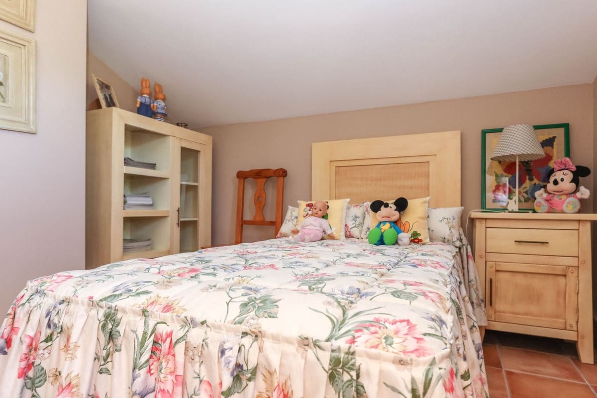 4 sypialnia Willa na sprzedaż w Guaro z garażem - 395 000 € (Ref: 8863435)