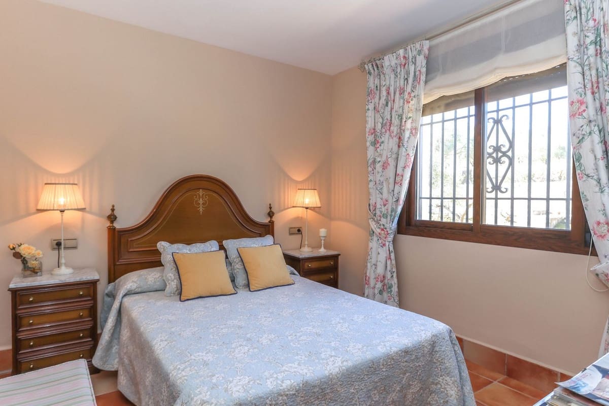 4 sypialnia Willa na sprzedaż w Guaro z garażem - 395 000 € (Ref: 8863435)