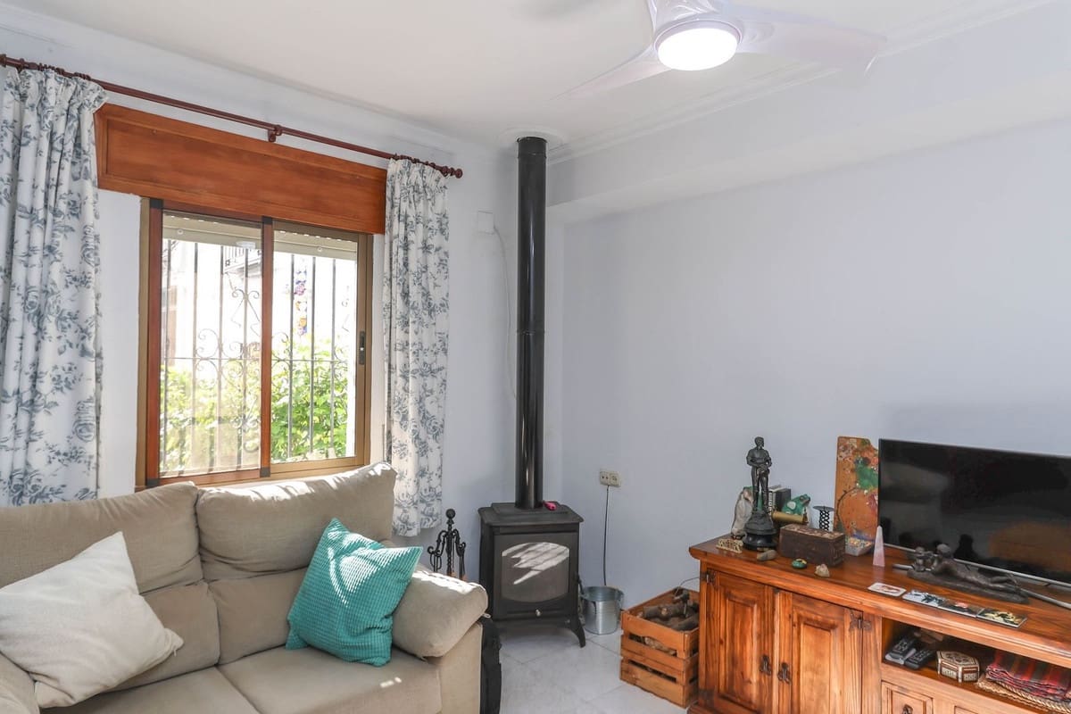 3 slaapkamer Huis te koop in Yunquera - € 99.000 (Ref: 8941055)