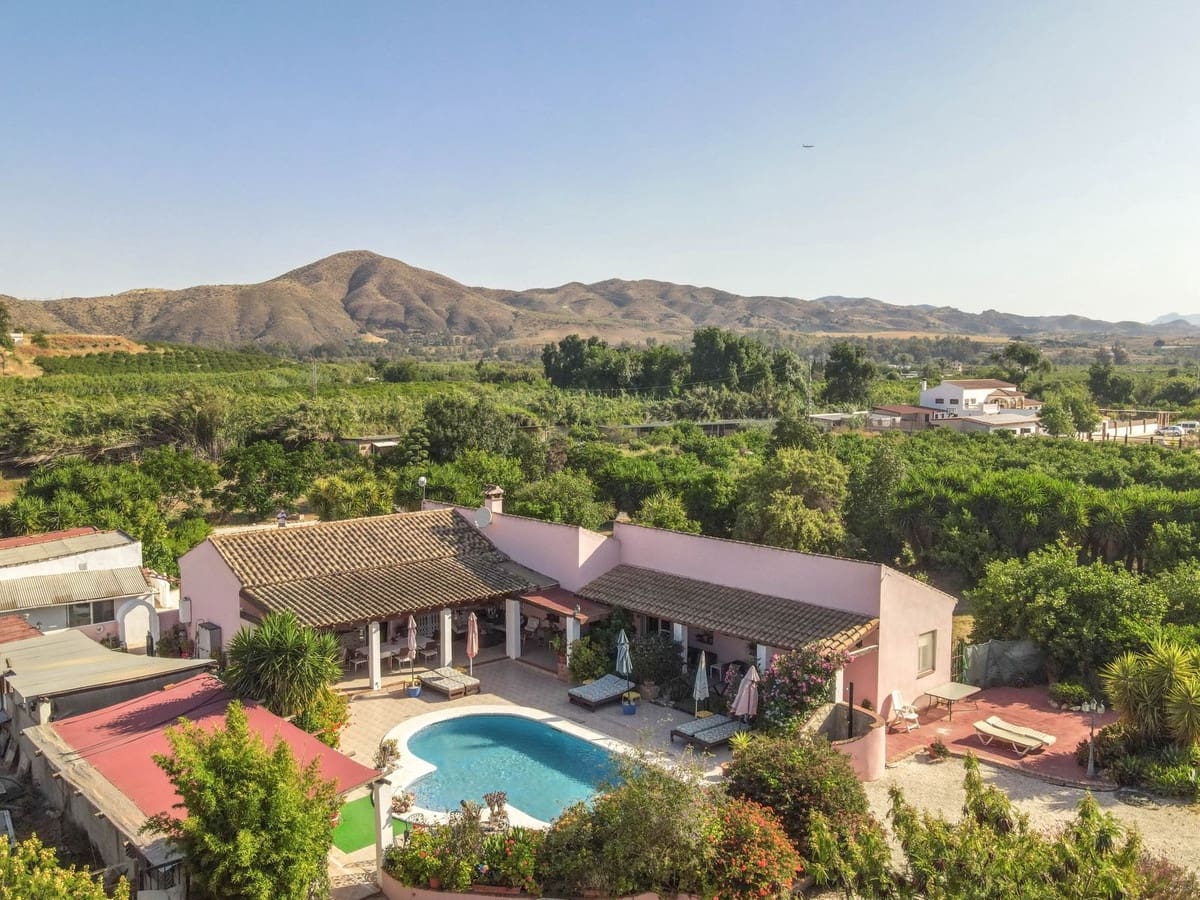 5 soveværelse Villa til salg i Cartama med swimmingpool garage - € 495.000 (Ref: 9005838)