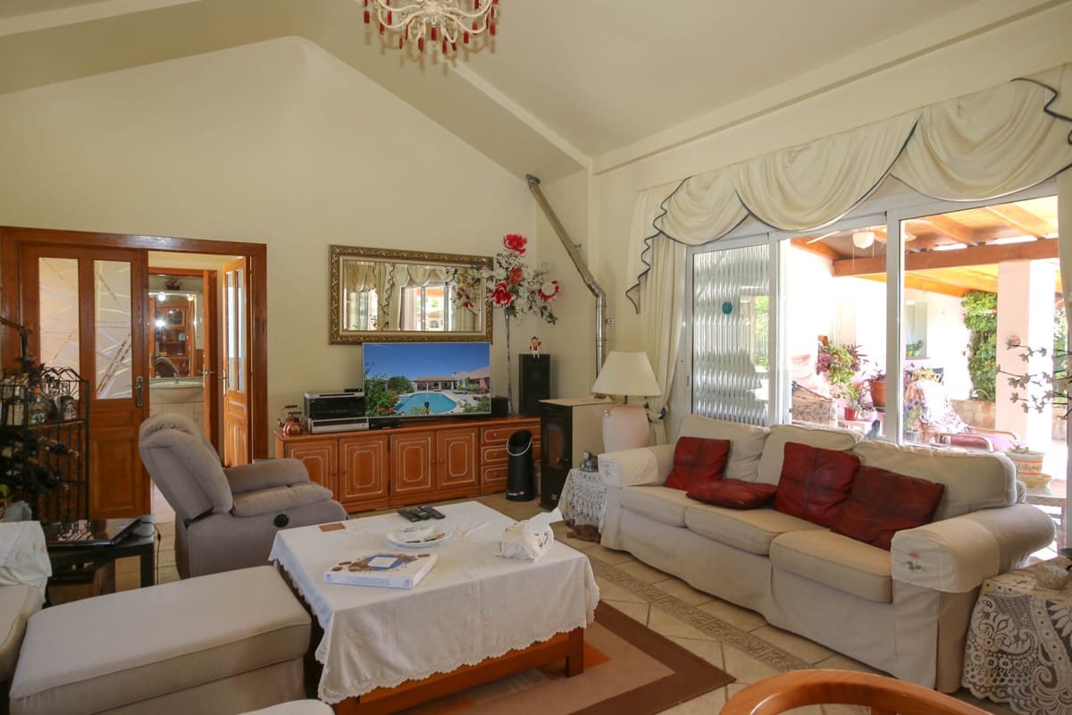 5 bedroom Villa for sale in Cartama with pool garage - € 495,000 (Ref: 9005838)