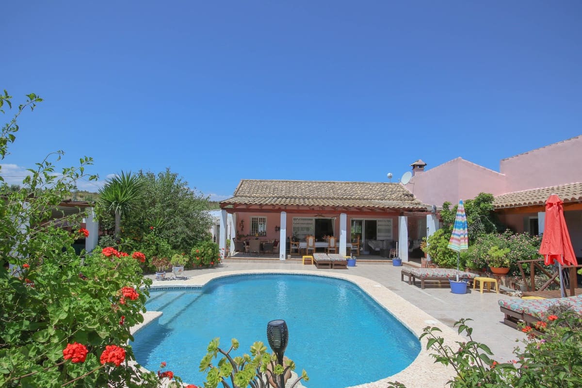 5 bedroom Villa for sale in Cartama with pool garage - € 495,000 (Ref: 9005838)