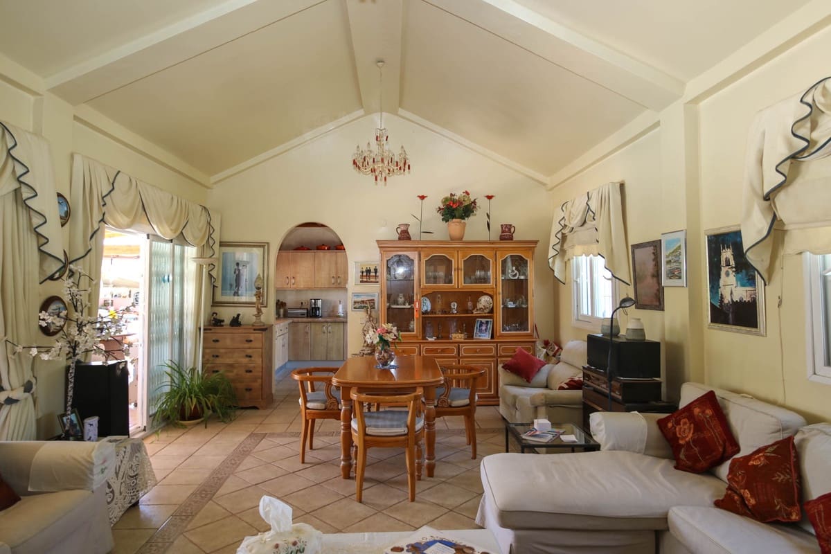 5 bedroom Villa for sale in Cartama with pool garage - € 495,000 (Ref: 9005838)