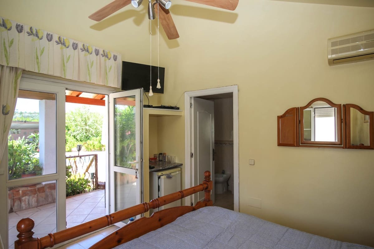 5 bedroom Villa for sale in Cartama with pool garage - € 495,000 (Ref: 9005838)