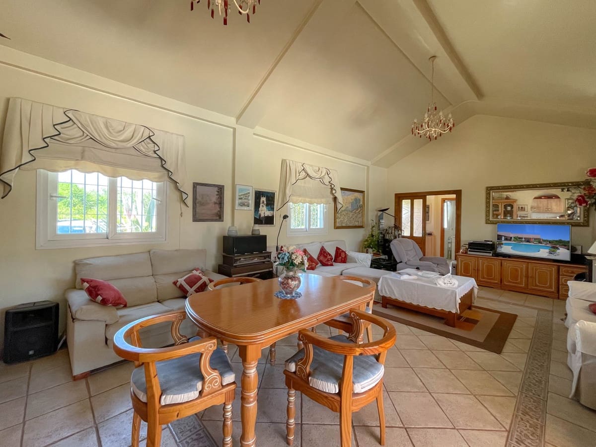 5 bedroom Villa for sale in Cartama with pool garage - € 495,000 (Ref: 9005838)