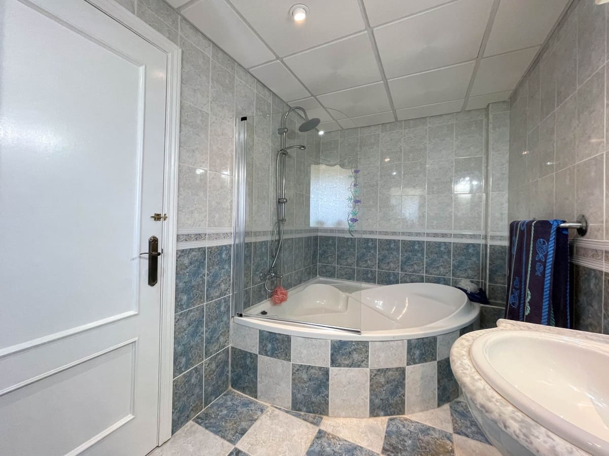 5 bedroom Villa for sale in Cartama with pool garage - € 495,000 (Ref: 9005838)