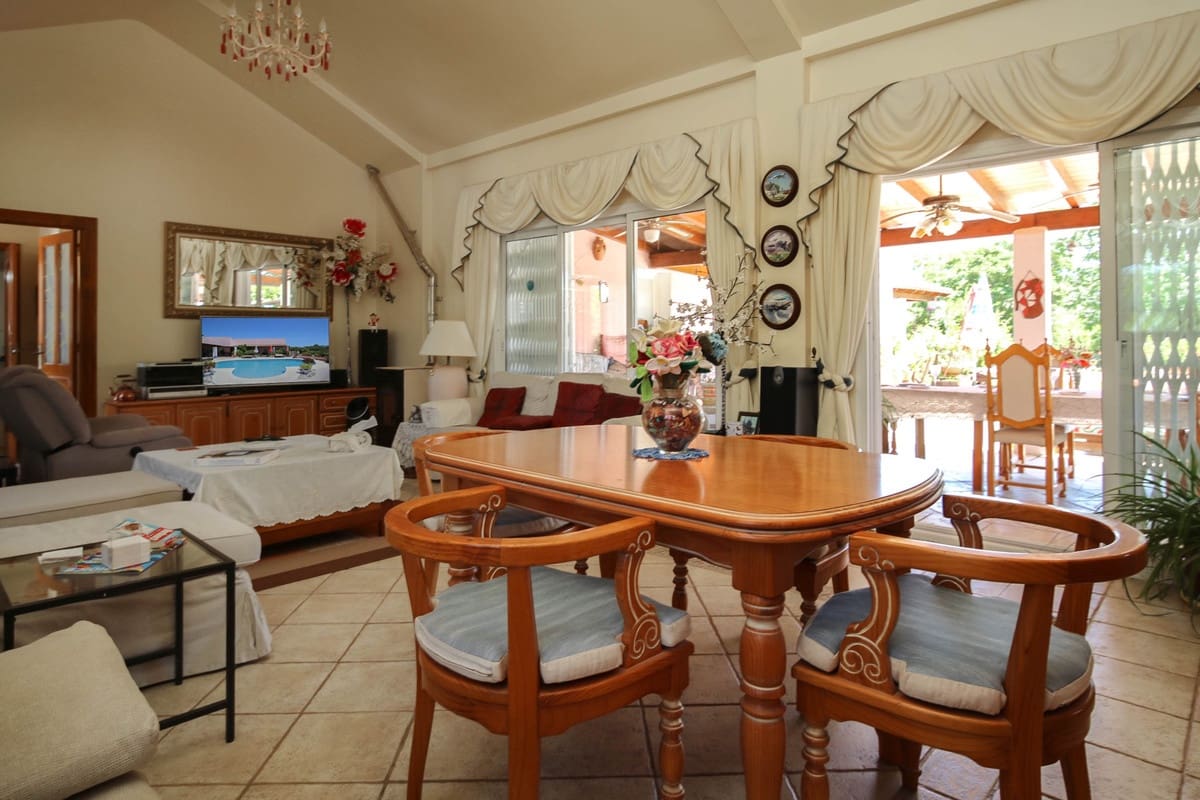 5 bedroom Villa for sale in Cartama with pool garage - € 495,000 (Ref: 9005838)