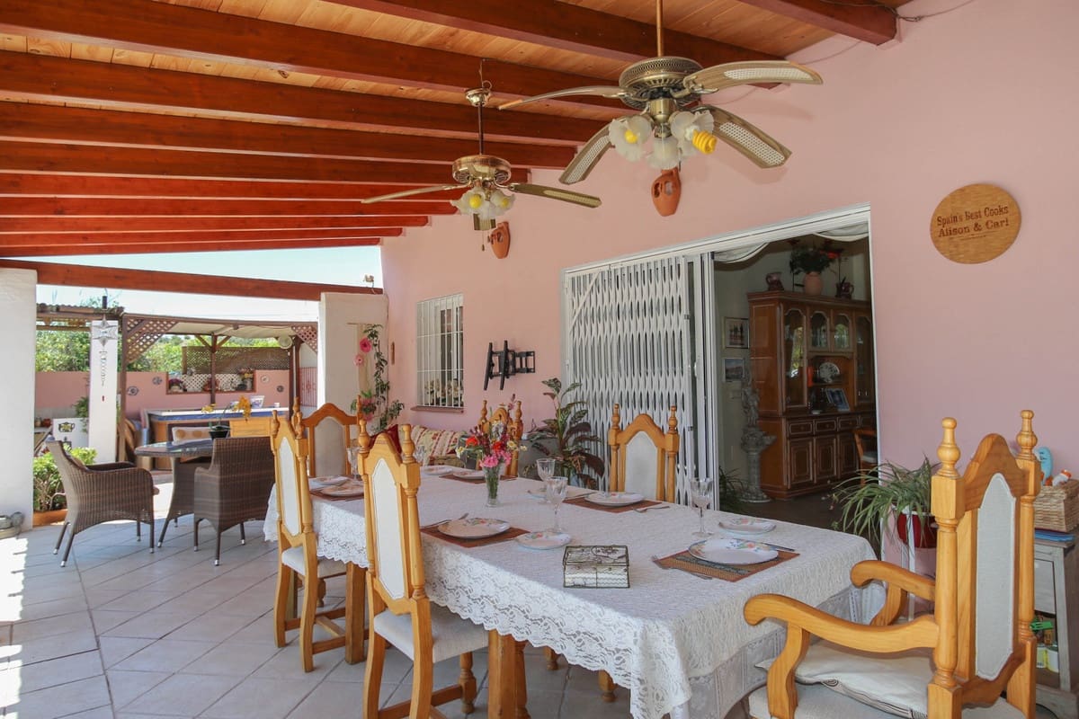 5 bedroom Villa for sale in Cartama with pool garage - € 495,000 (Ref: 9005838)