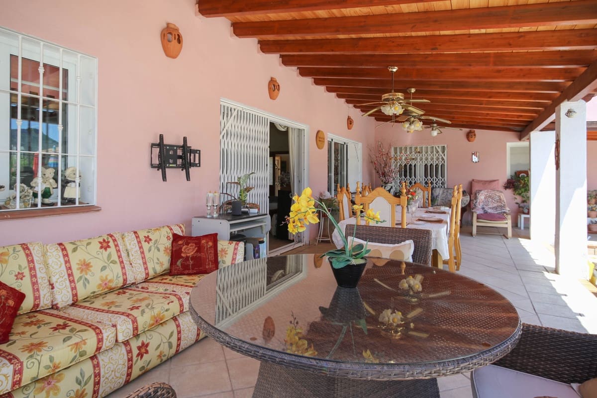 5 bedroom Villa for sale in Cartama with pool garage - € 495,000 (Ref: 9005838)