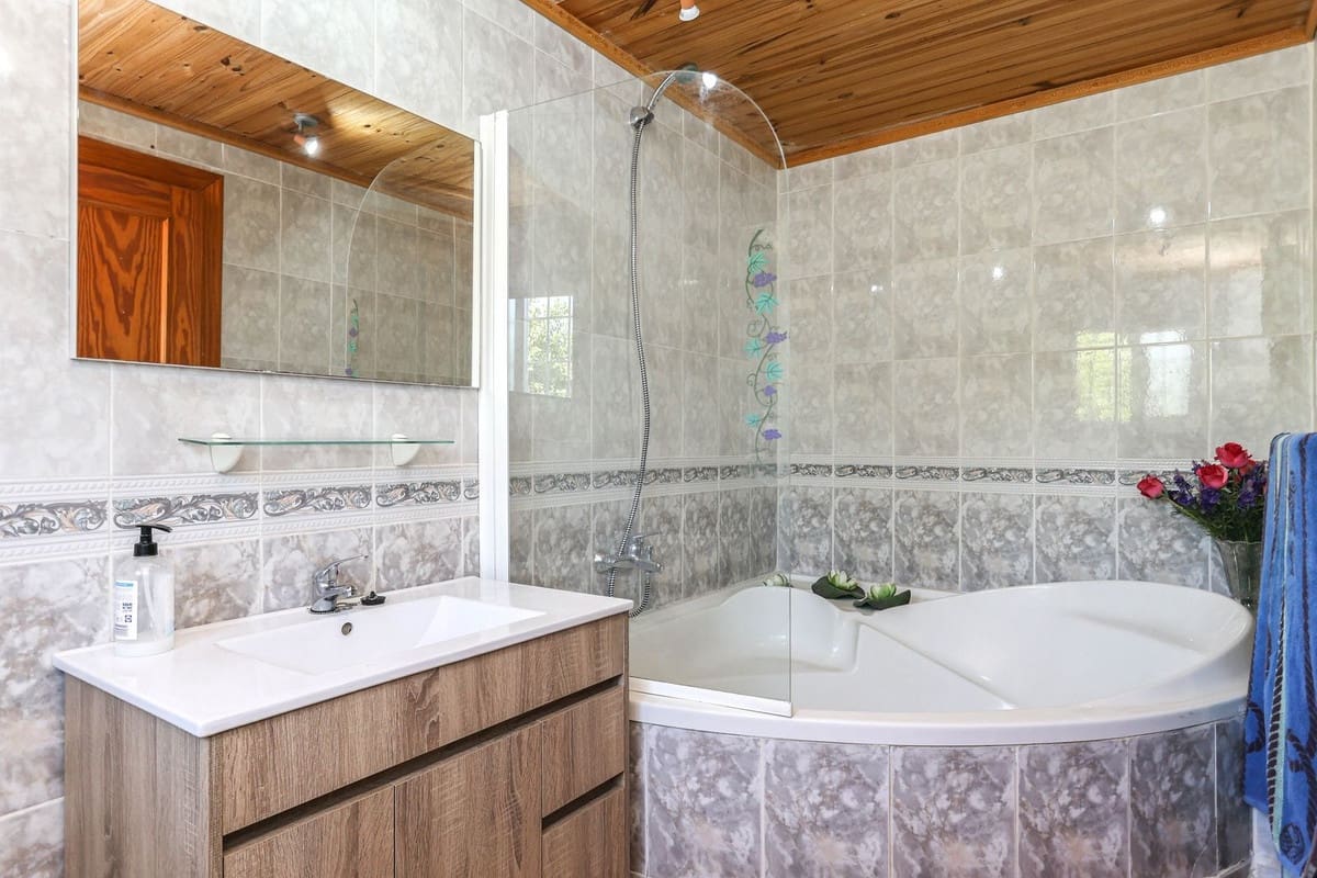 5 bedroom Villa for sale in Cartama with pool garage - € 495,000 (Ref: 9005838)