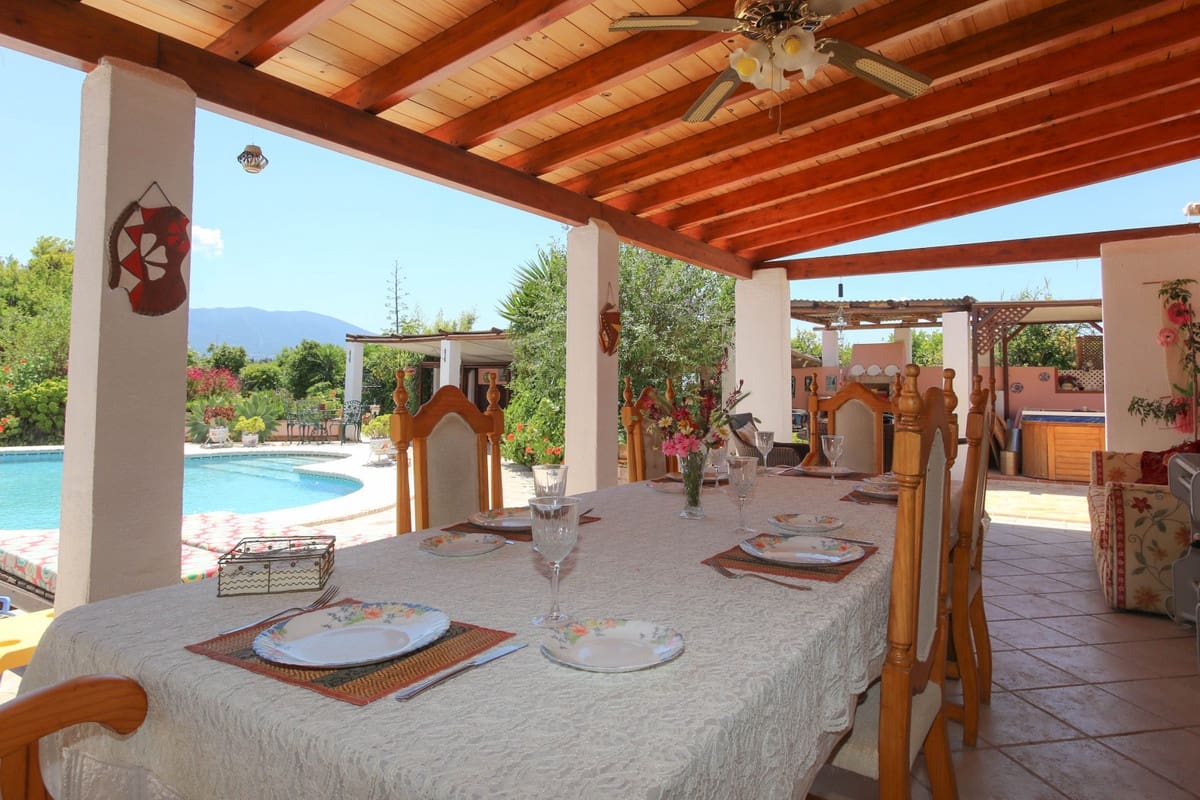 5 bedroom Villa for sale in Cartama with pool garage - € 495,000 (Ref: 9005838)