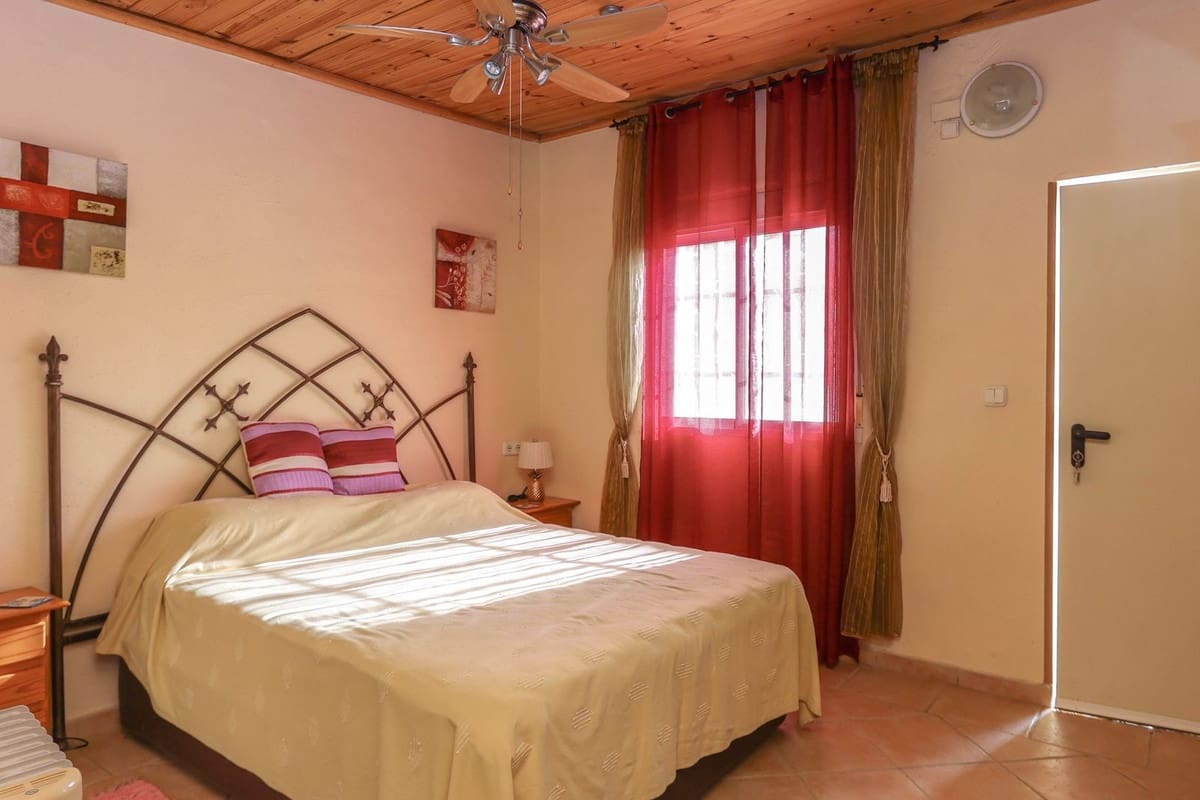 5 bedroom Villa for sale in Cartama with pool garage - € 495,000 (Ref: 9005838)