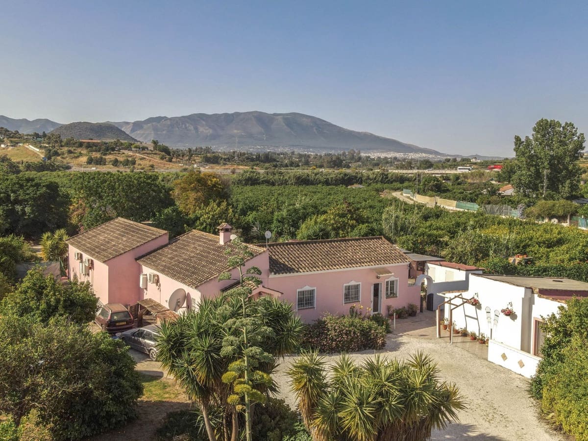 5 bedroom Villa for sale in Cartama with pool garage - € 495,000 (Ref: 9005838)