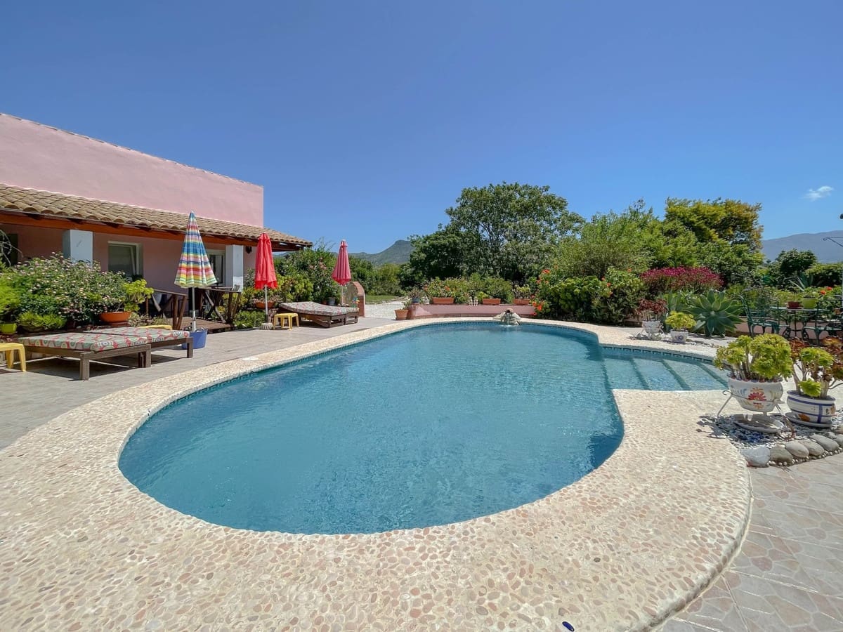 5 bedroom Villa for sale in Cartama with pool garage - € 495,000 (Ref: 9005838)