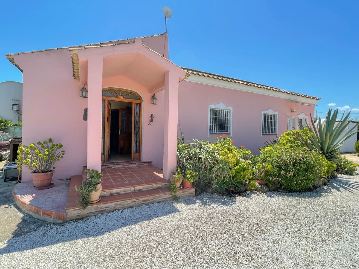 5 bedroom Villa for sale in Cartama with pool garage - € 495,000 (Ref: 9005838)
