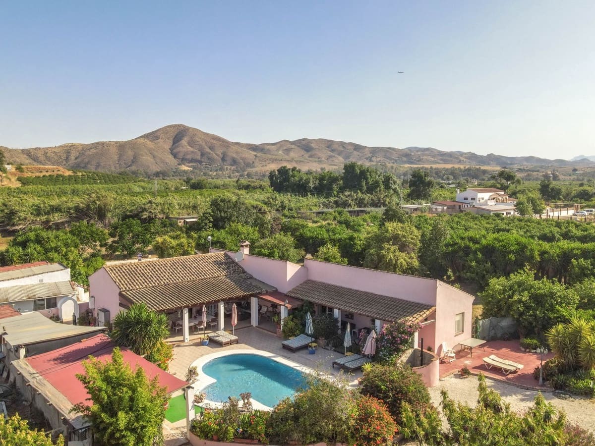 5 bedroom Villa for sale in Cartama with pool garage - € 495,000 (Ref: 9005838)