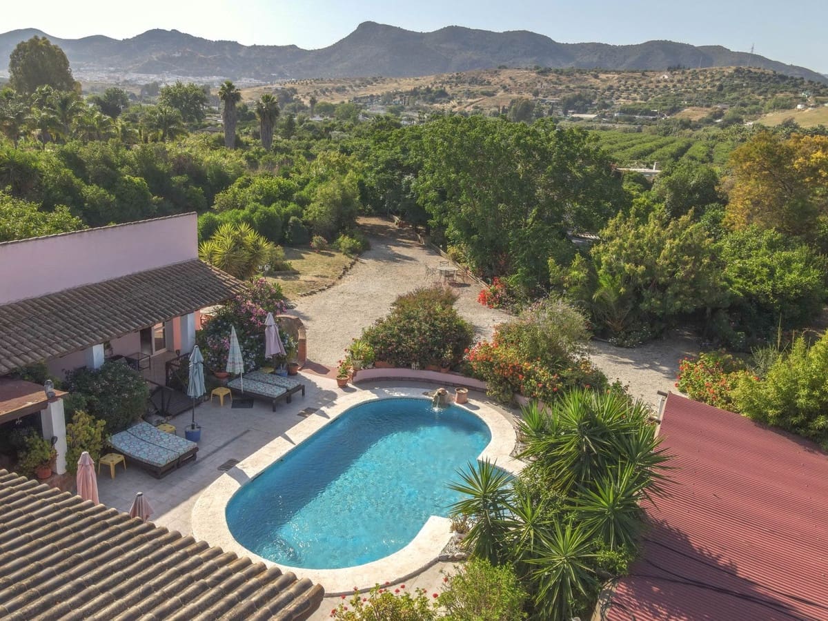 5 bedroom Villa for sale in Cartama with pool garage - € 495,000 (Ref: 9005838)