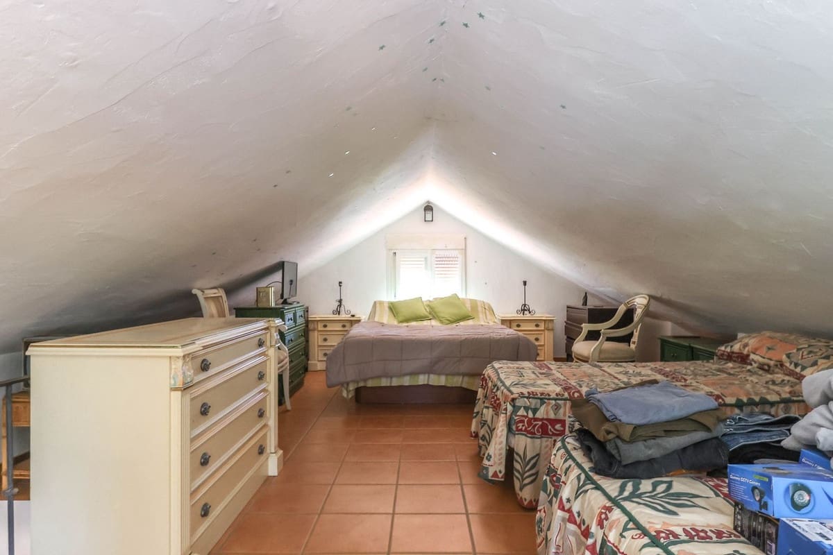 1 camera da letto Commerciale in vendita in Monda con garage - 545.000 € (Rif: 9113383)