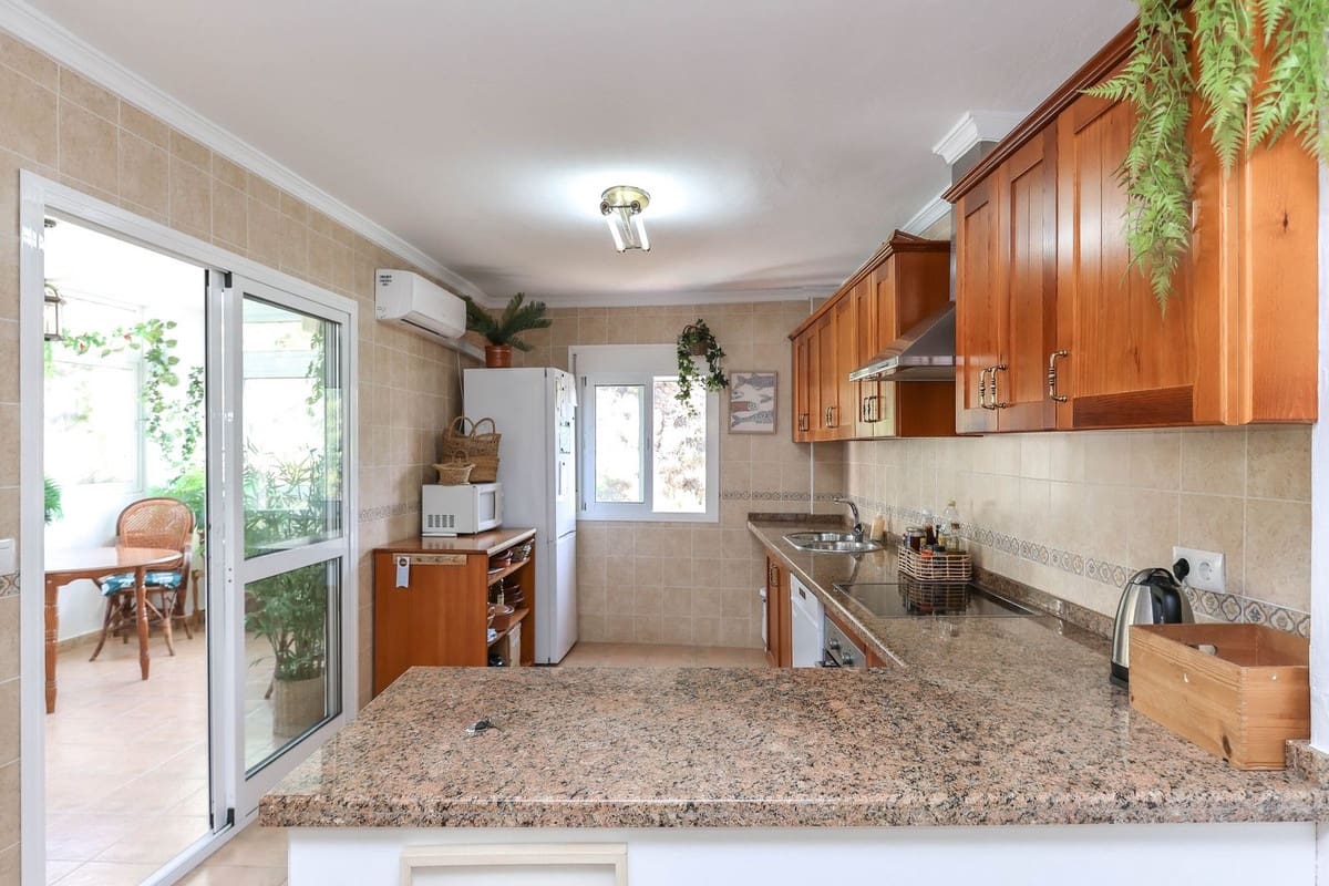 5 bedroom Townhouse for sale in Tolox - € 195,000 (Ref: 9117898)