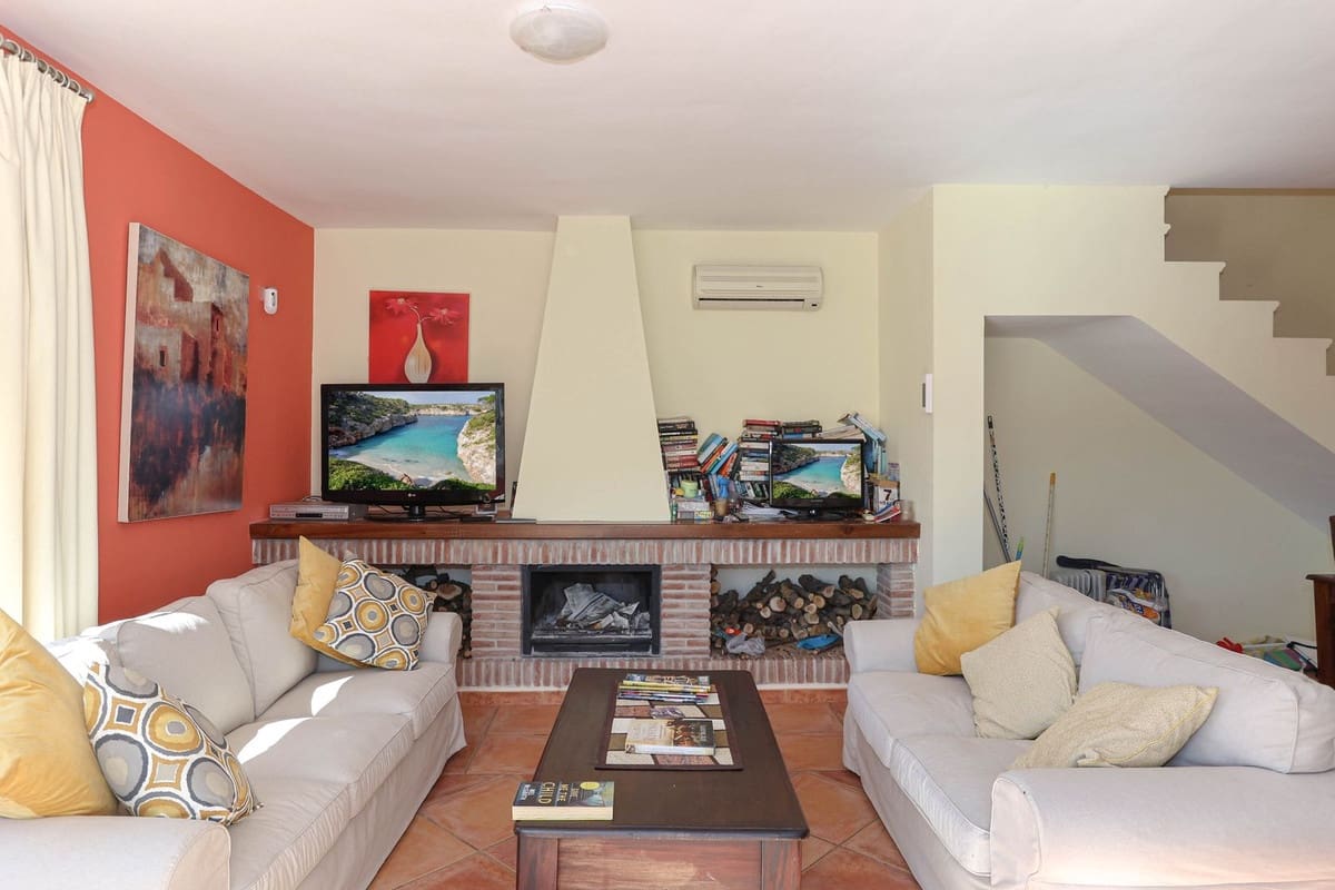 2 bedroom Townhouse for sale in Guaro with pool - € 199,000 (Ref: 9129152)