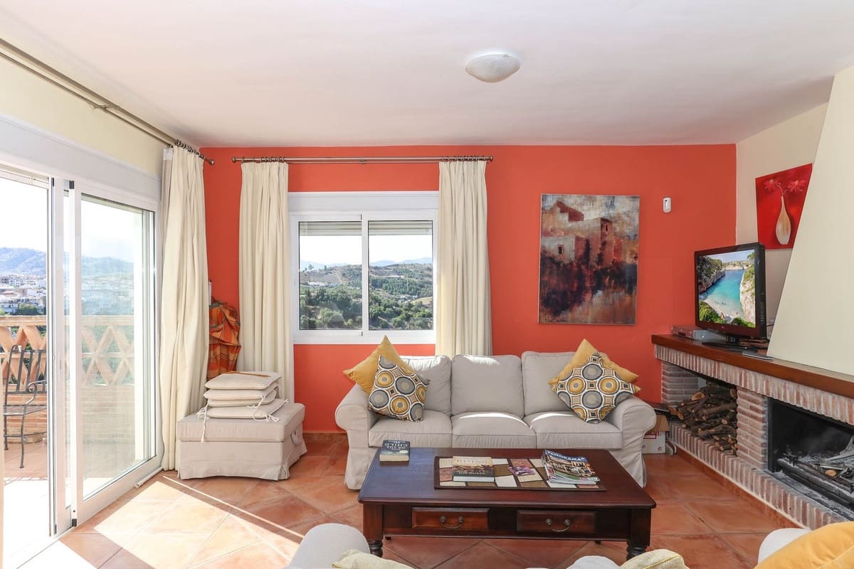 2 bedroom Townhouse for sale in Guaro with pool - € 199,000 (Ref: 9129152)