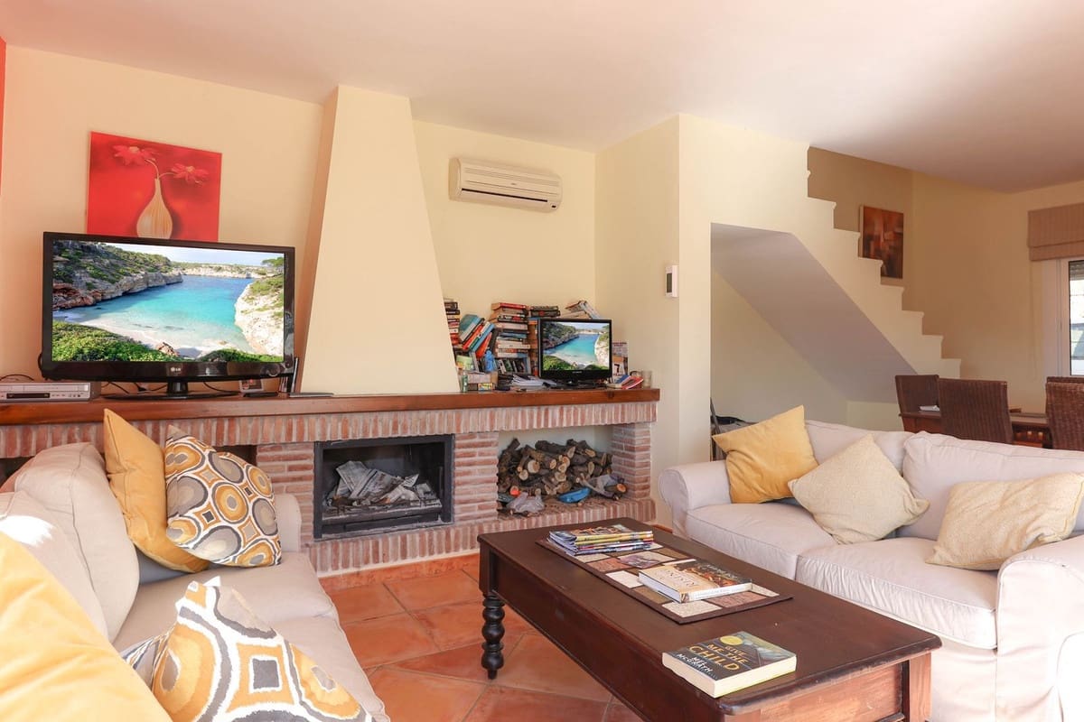 2 bedroom Townhouse for sale in Guaro with pool - € 199,000 (Ref: 9129152)
