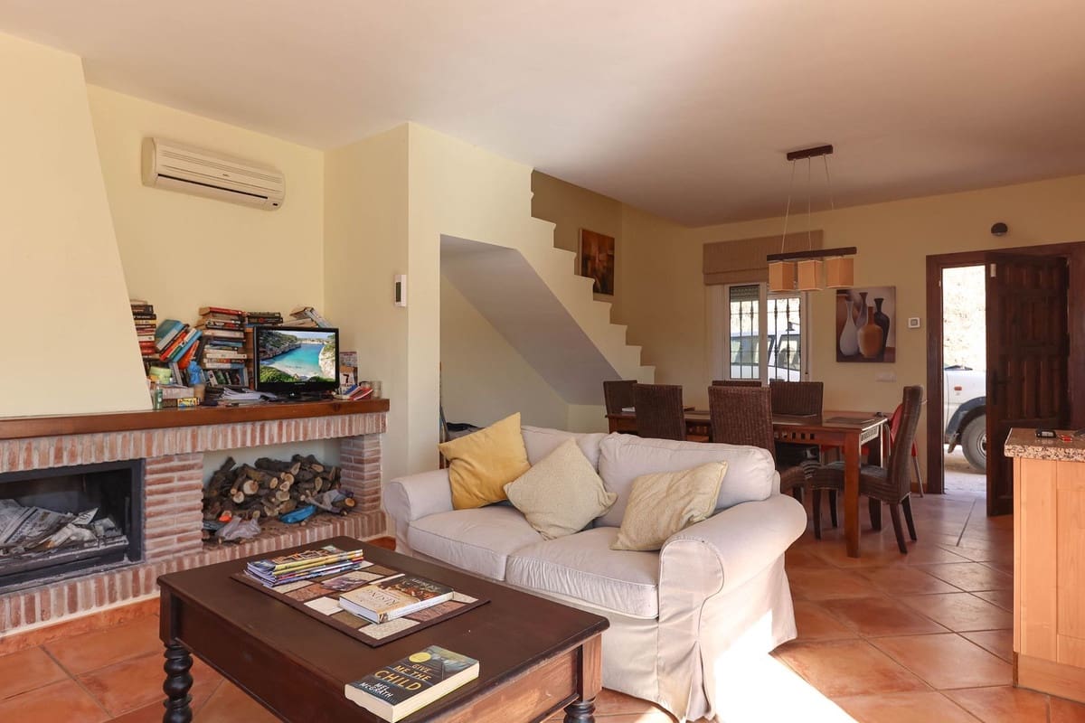 2 bedroom Townhouse for sale in Guaro with pool - € 199,000 (Ref: 9129152)