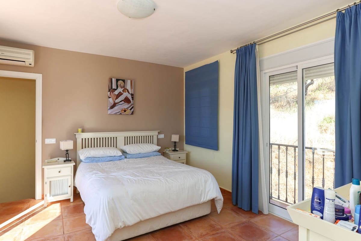 2 bedroom Townhouse for sale in Guaro with pool - € 199,000 (Ref: 9129152)