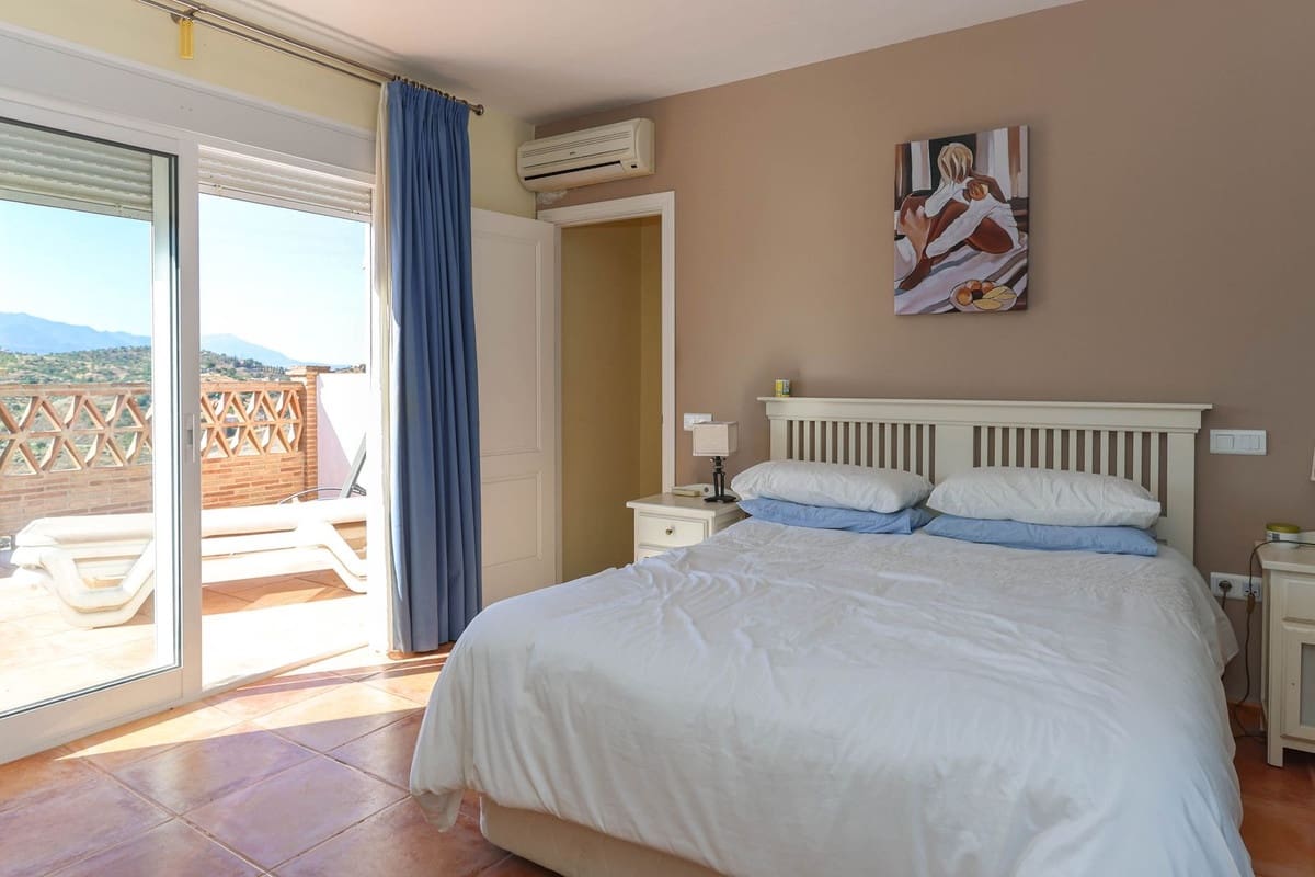 2 bedroom Townhouse for sale in Guaro with pool - € 199,000 (Ref: 9129152)