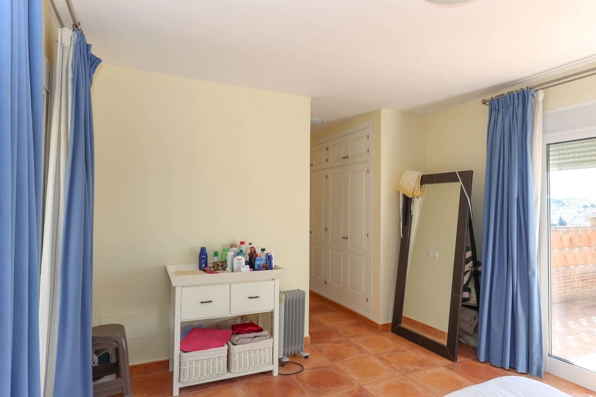 2 bedroom Townhouse for sale in Guaro with pool - € 199,000 (Ref: 9129152)