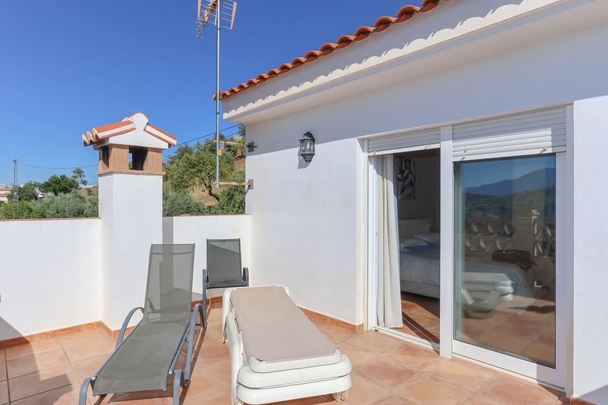 2 bedroom Townhouse for sale in Guaro with pool - € 199,000 (Ref: 9129152)