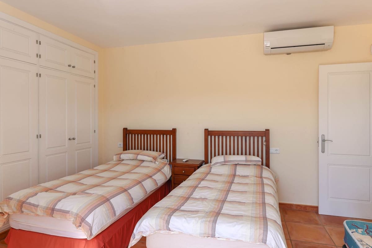 2 bedroom Townhouse for sale in Guaro with pool - € 199,000 (Ref: 9129152)