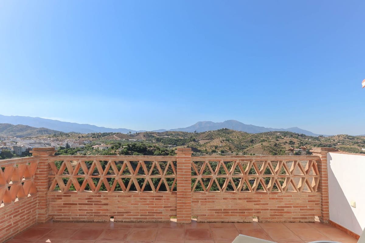 2 bedroom Townhouse for sale in Guaro with pool - € 199,000 (Ref: 9129152)