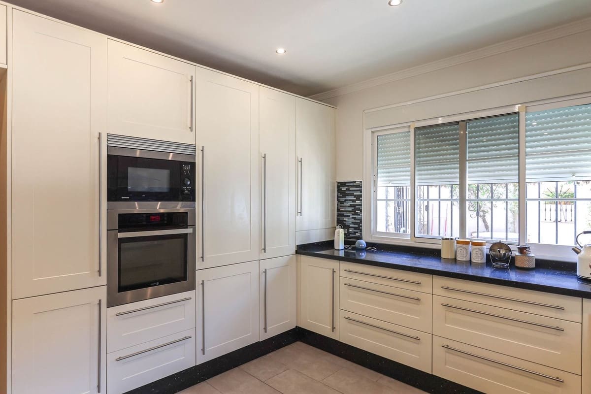 5 sovrum Kommersiell till salu i Alhaurin el Grande med pool garage - 850 000 € (Ref: 9207383)