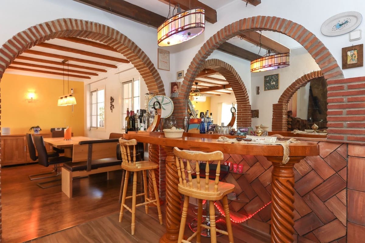 6 sypialnia Willa na sprzedaż w Alhaurin el Grande z basenem garażem - 680 000 € (Ref: 9218979)