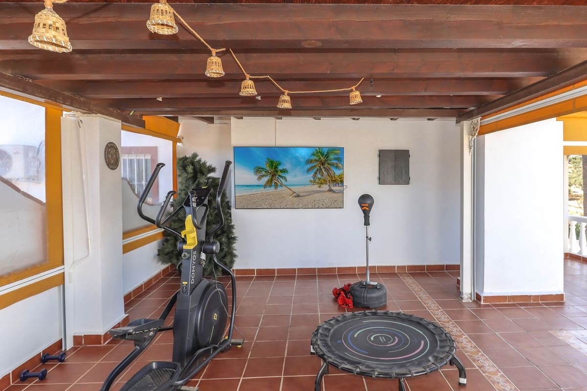 6 sypialnia Willa na sprzedaż w Alhaurin el Grande z basenem garażem - 680 000 € (Ref: 9218979)