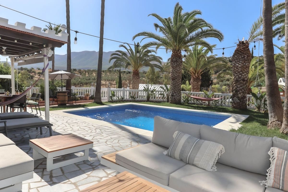 6 sypialnia Willa na sprzedaż w Alhaurin el Grande z basenem garażem - 680 000 € (Ref: 9218979)