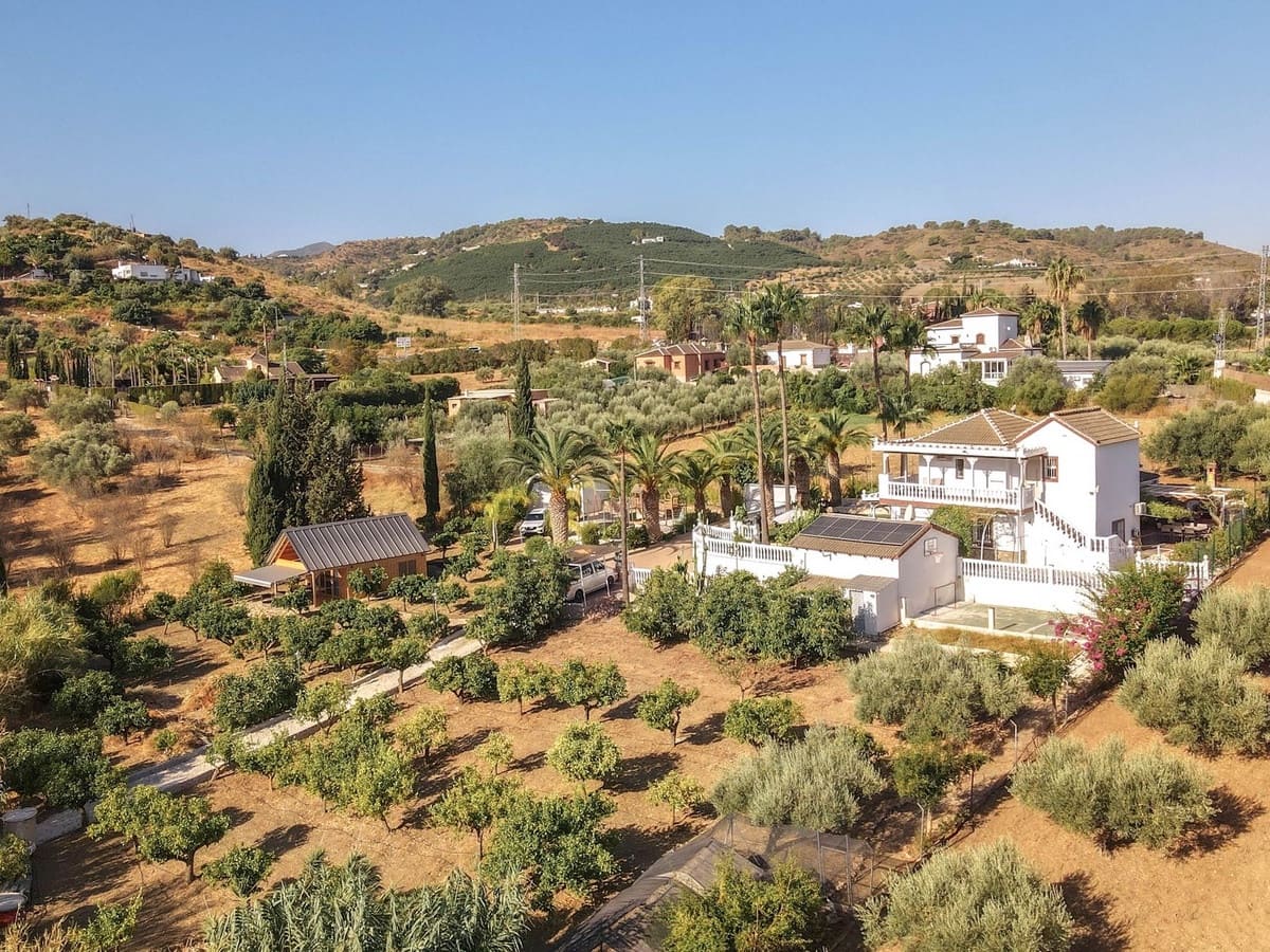 6 sypialnia Willa na sprzedaż w Alhaurin el Grande z basenem garażem - 680 000 € (Ref: 9218979)