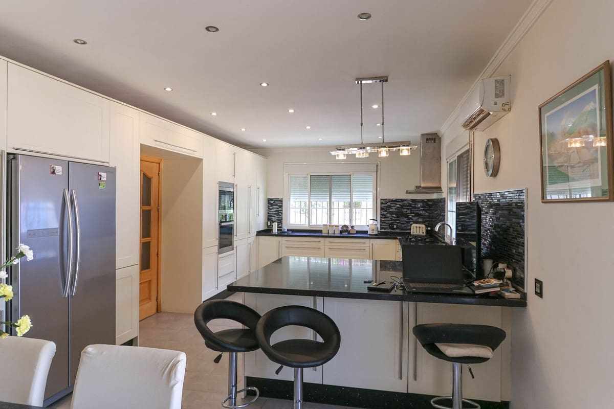 5 slaapkamer Villa te koop in Alhaurin el Grande met zwembad garage - € 850.000 (Ref: 9249035)