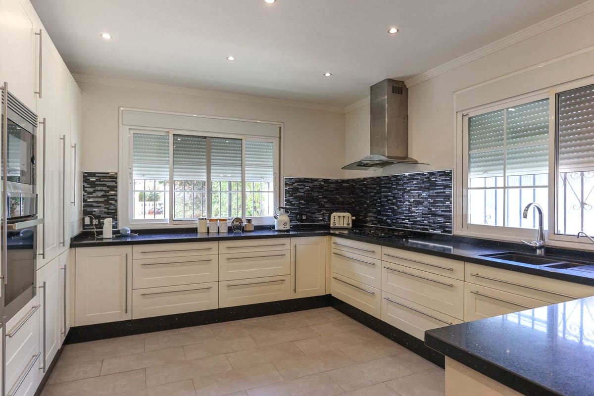 5 slaapkamer Villa te koop in Alhaurin el Grande met zwembad garage - € 850.000 (Ref: 9249035)