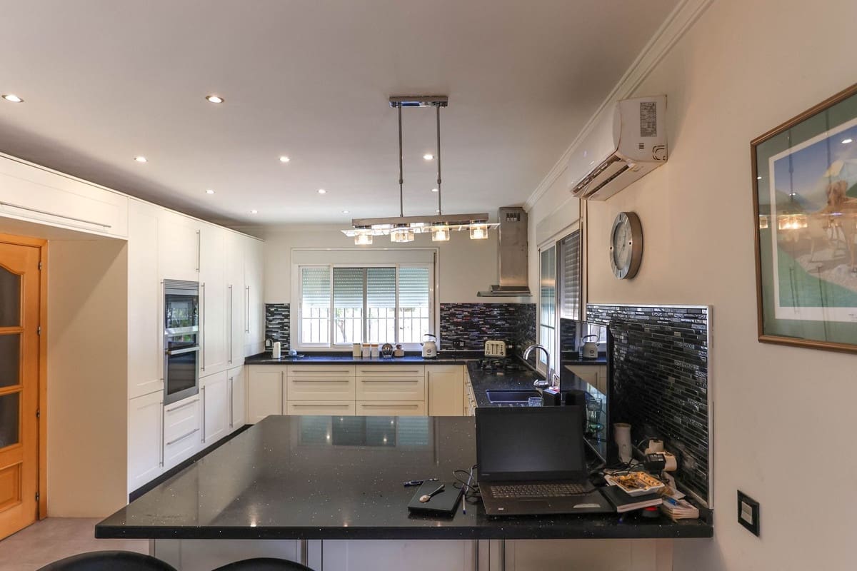 5 slaapkamer Villa te koop in Alhaurin el Grande met zwembad garage - € 850.000 (Ref: 9249035)